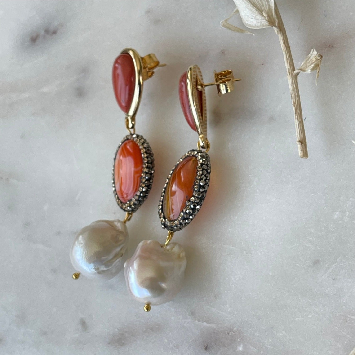 Koralle Ohrringe mit Amazonit, Kristall und Barrock-Perlen.  Einzigartige Schönheit durch Natursteine und Zuchtperlen