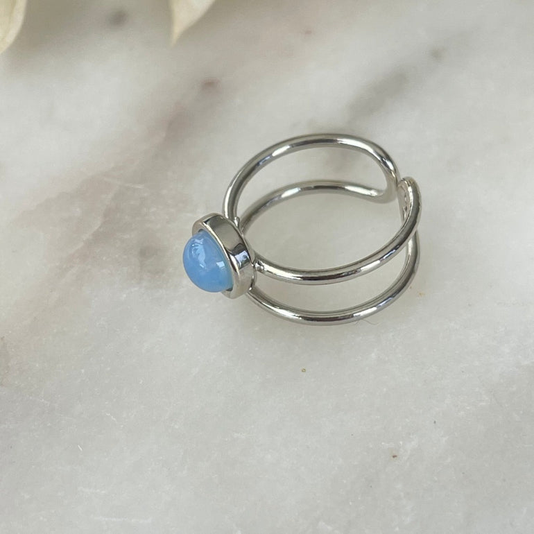 Der Ring "Mel" mit opalisierendem Stein strahlt pure Eleganz aus. Ein offener, verstellbarer Cocktailring. Dieser Ring ist perfekt für Frauen, die elegante und auffällige Stücke schätzen