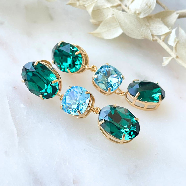 Erleben Sie die Eleganz der "GLOW"-Ohrringe mit  grünen Kristallen. Die grüne Basis kann separat getragen werden und verleiht einen dezenten, dennoch wunderschönen Touch. Die weltberühmten Swrovski Kristalle sorgen für Glanz und zeitlose Eleganz