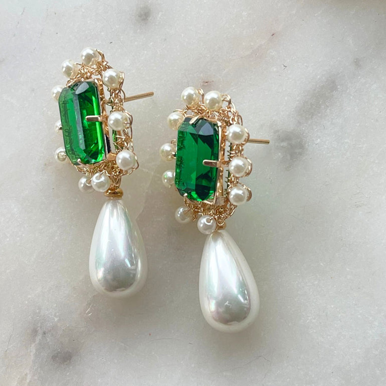 Ohrringe LILIBET mit Kristallen Smaragt Gold und Perlen-Anhänger - Alessandra Schmidt Jewelry