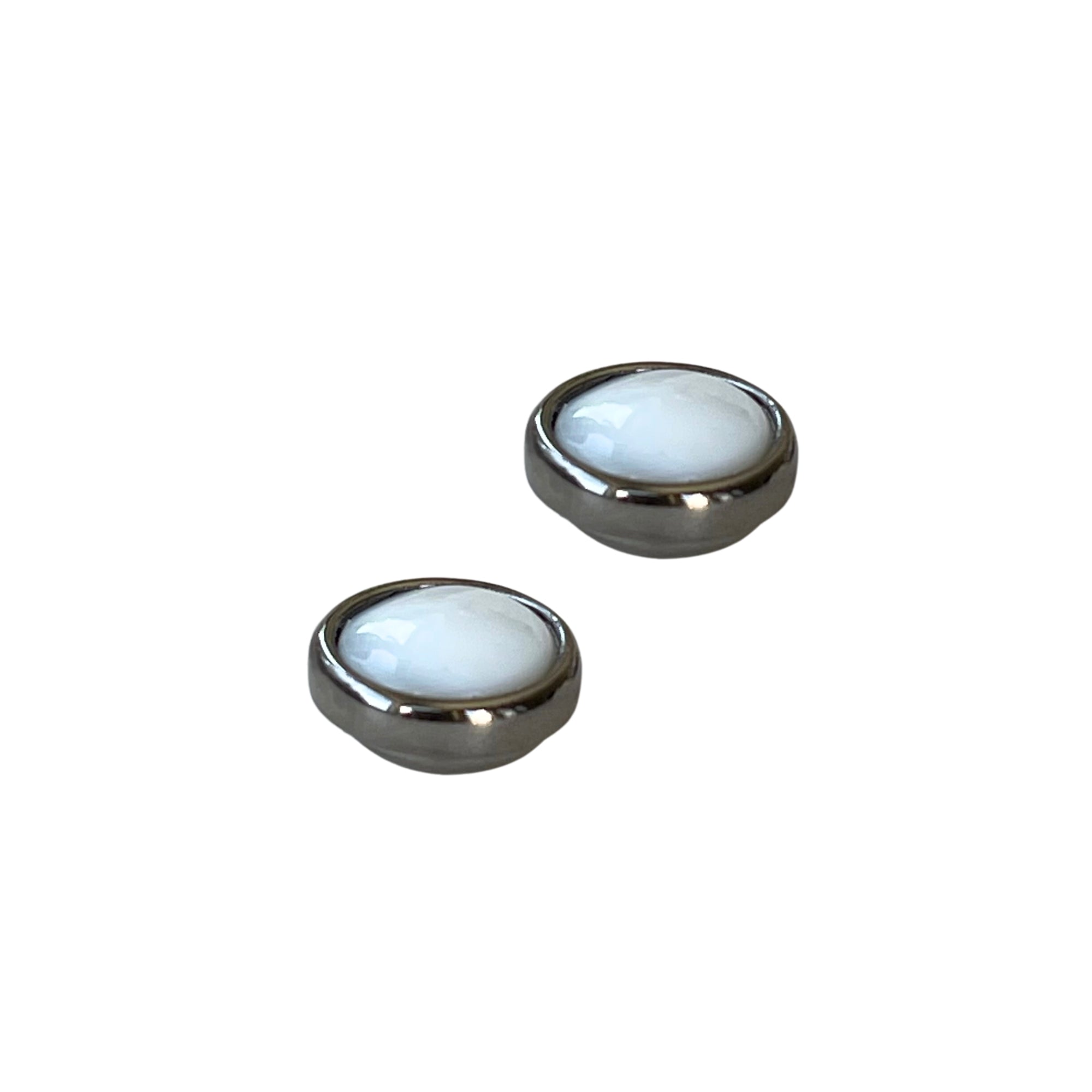 Ohrring mit Magnetverschluss aus Perlmutt - Durchmesser: 1,2 cm - Der Magnetverschluss erleichtert das Anlegen und sorgt dafür, dass der Ohrring fest im Ohr sitzt. 
