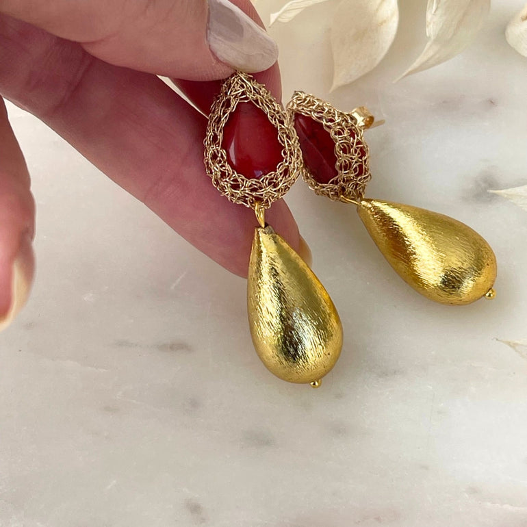 Ohrhänger "FABRICIA" mit goldenen Tropfen - 18 K vergoldetes Messing - Länge: 5,00 cm - Handgemachte feine Metallhäkelarbeit - Stilvolles Accessoire für verschiedene Anlässe, verleiht jedem Outfit eine besondere Note