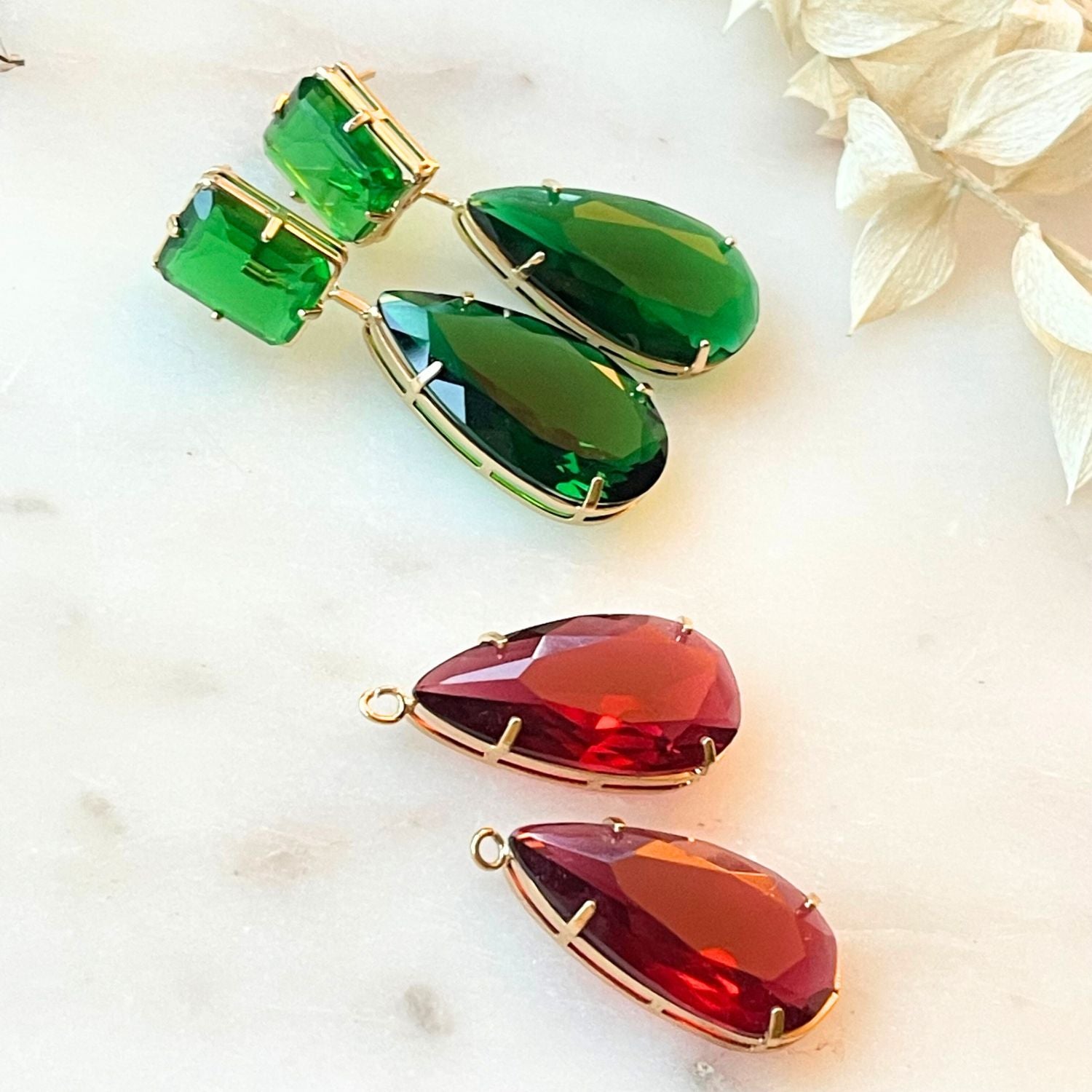 Ohrringe AZALEE mit grünen und roten Kristallen - Alessandra Schmidt Jewelry