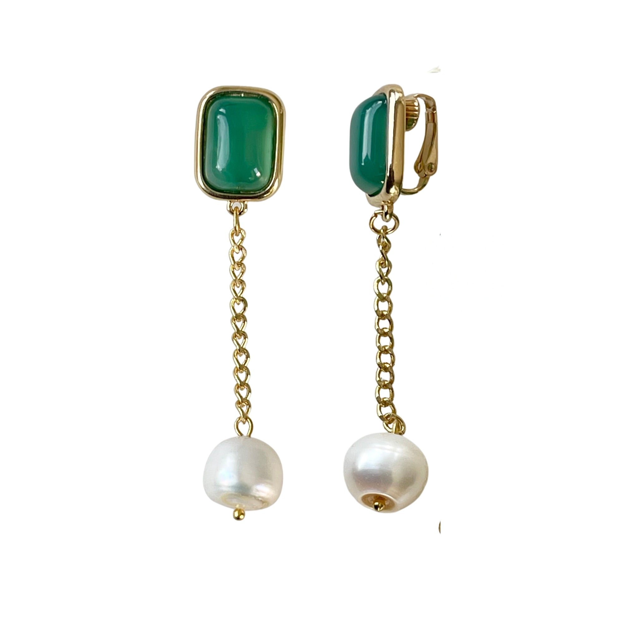 Die „MARTA“ Perlenohrringe mit grünem Achat und Süßwasser-Perlen sind zeitlos elegant. CLIP-Verschluss für Komfort. Länge: 7,5 cm, Breite: ca. 1,2 cm, Gewicht: 15,62 g/Paar. Aus 18 K vergoldetem Messing mit faszinierendem Achat und natürlichen Süßwasser-Perlen