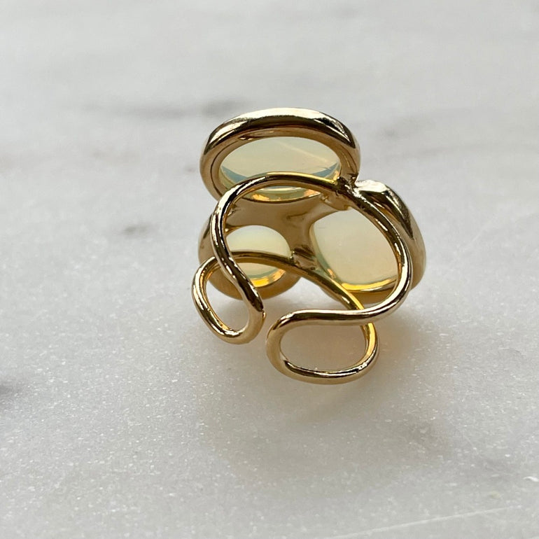 Der Ring "MARIANA" mit Opalstein strahlt pure Eleganz aus. Ein offener, verstellbarer Cocktailring. Dieser Ring ist perfekt für Frauen, die elegante und auffallende Stücke schätzen