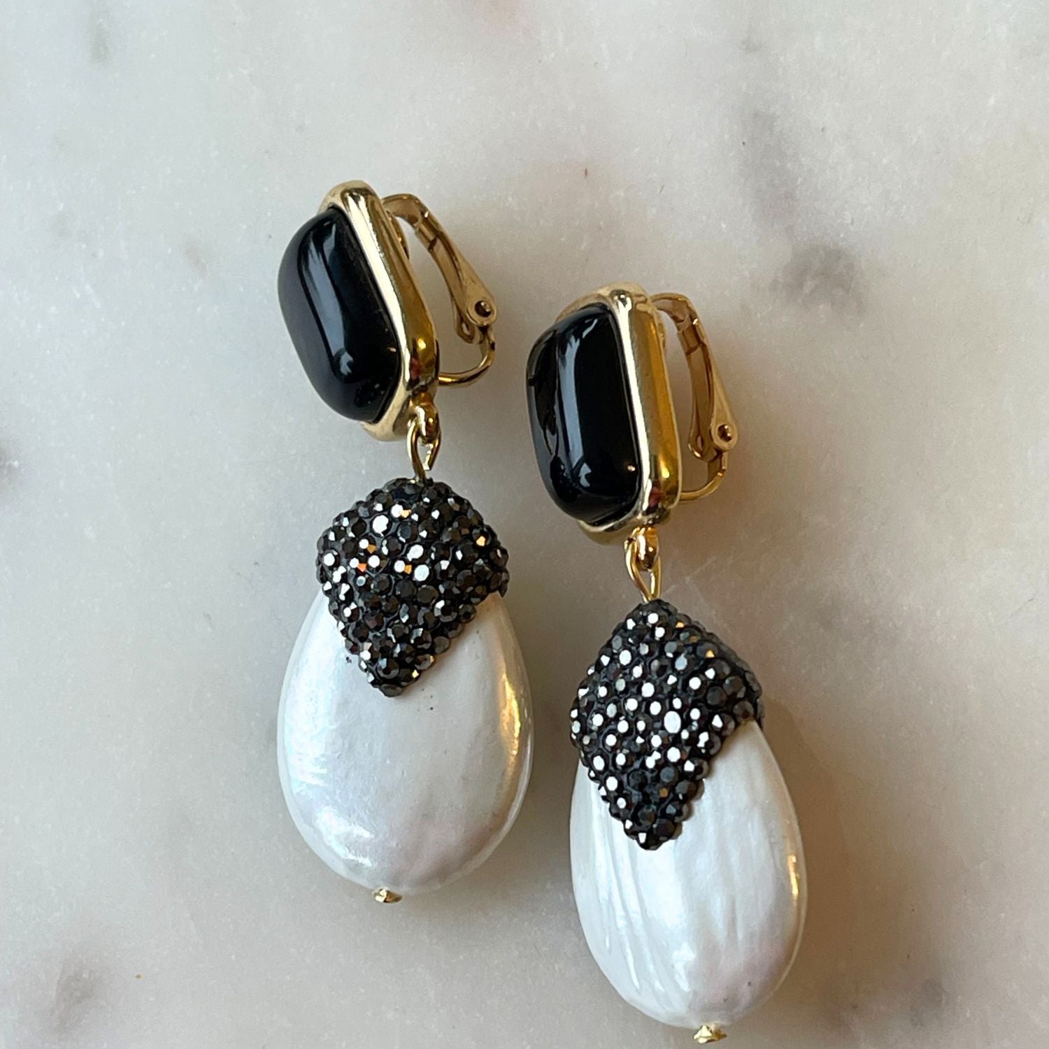 Maillorca Perlen Ohrclips CAMILA mit  schwarzen Achat - Alessandra Schmidt Jewelry