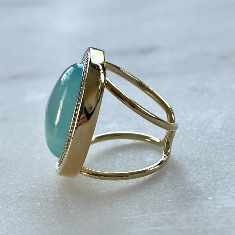 Der Ring "Mel" mit himmelblauem Achat strahlt pure Eleganz aus. Ein offener, verstellbarer Cocktailring. Dieser Ring ist perfekt für Frauen, die elegante und auffällige Stücke schätzen
