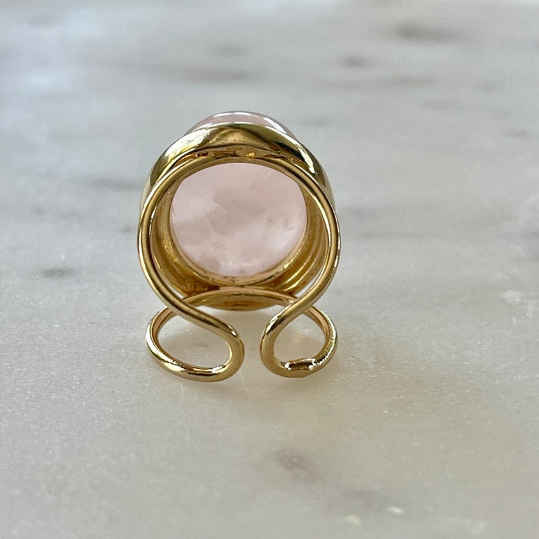Der Ring "MARIANA" mit natürlichen rosa Quarzsteinen strahlt pure Eleganz aus. Ein offener, verstellbarer Cocktailring in zartem Rosa, der Eleganz verkörpert. Dieser Ring ist perfekt für Frauen, die elegante und auffallende Stücke schätzen