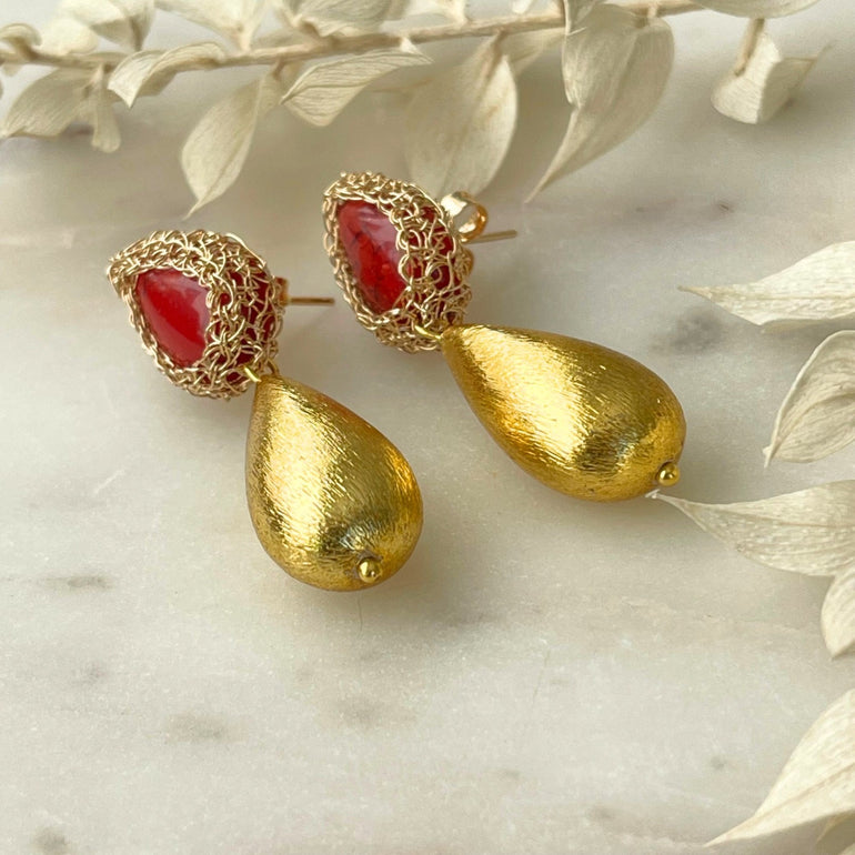 Ohrhänger "FABRICIA" mit goldenen Tropfen - 18 K vergoldetes Messing - Länge: 5,00 cm - Handgemachte feine Metallhäkelarbeit - Stilvolles Accessoire für verschiedene Anlässe, verleiht jedem Outfit eine besondere Note