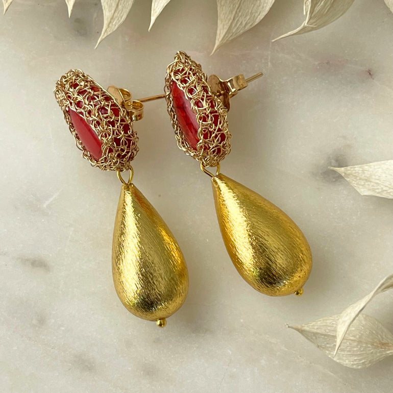 Ohrhänger "FABRICIA" mit goldenen Tropfen - 18 K vergoldetes Messing - Länge: 5,00 cm - Handgemachte feine Metallhäkelarbeit - Stilvolles Accessoire für verschiedene Anlässe, verleiht jedem Outfit eine besondere Note