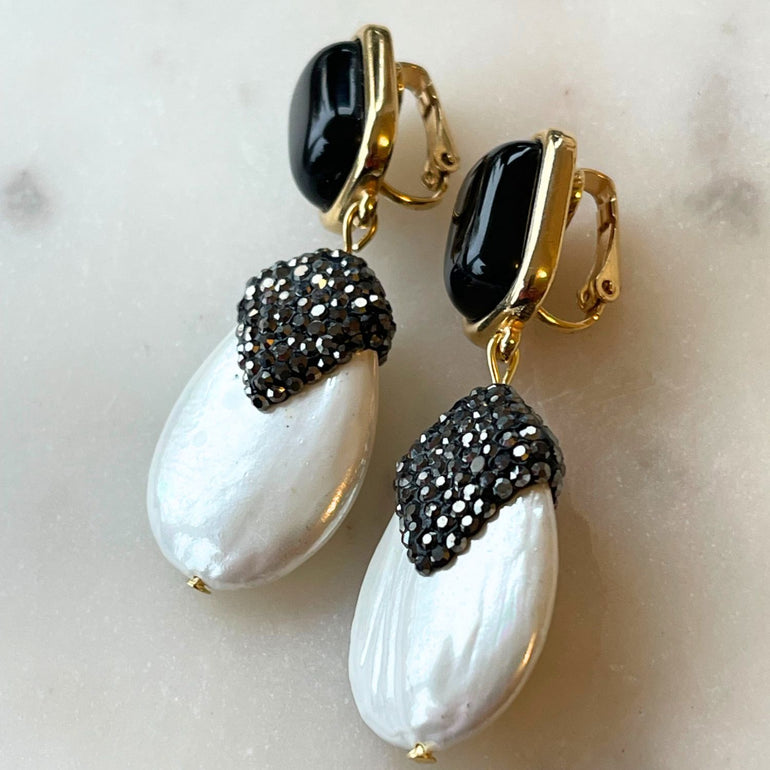 Maillorca Perlen Ohrclips CAMILA mit  schwarzen Achat - Alessandra Schmidt Jewelry