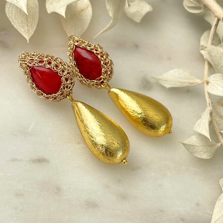 Ohrhänger "FABRICIA" mit goldenen Tropfen - 18 K vergoldetes Messing - Länge: 5,00 cm - Handgemachte feine Metallhäkelarbeit - Stilvolles Accessoire für verschiedene Anlässe, verleiht jedem Outfit eine besondere Note