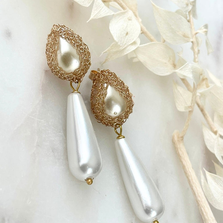 Ohrhänger mit Perlen-Tropfen - Stecker-Verschluss - Länge: 6,5 cm - Handgefertigte Häkelarbeit aus vergoldetem Metall