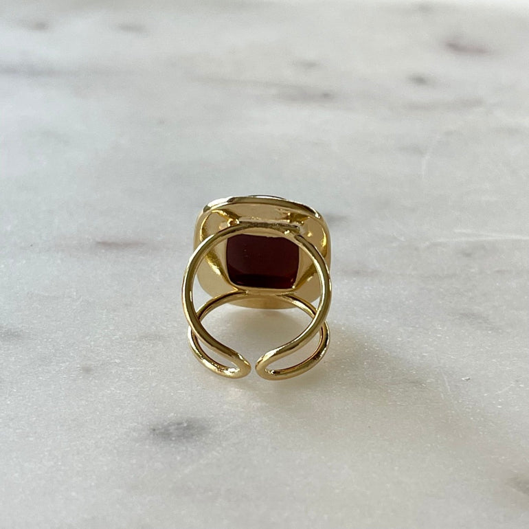 Der "MARIANA" Ring in 18 K Vergoldung mit Achat-Natursteinen strahlt pure Eleganz aus. Ein verstellbarer, offener Cocktailring in tiefem Rot, der subtilen Luxus verkörpert. Einzigartige Farbnuancen des Achats machen jeden Ring zu einem individuellen Blickfang für Frauen, die elegante Akzente schätzen