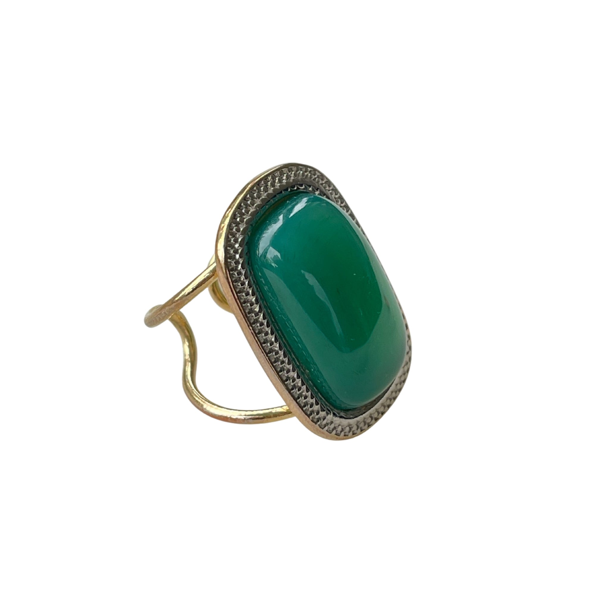  Der "MARIANA" Ring aus 18 K vergoldetem Messing mit grünem Achat ist ein eleganter Hingucker.  Ein offener Cocktailring in strahlendem Grün. Verstellbar.  Gefertigt aus hochwertigem 18 K vergoldetem Messing mit faszinierendem Achat. Perfekt für Frauen, die besondere und elegante Stücke schätzen