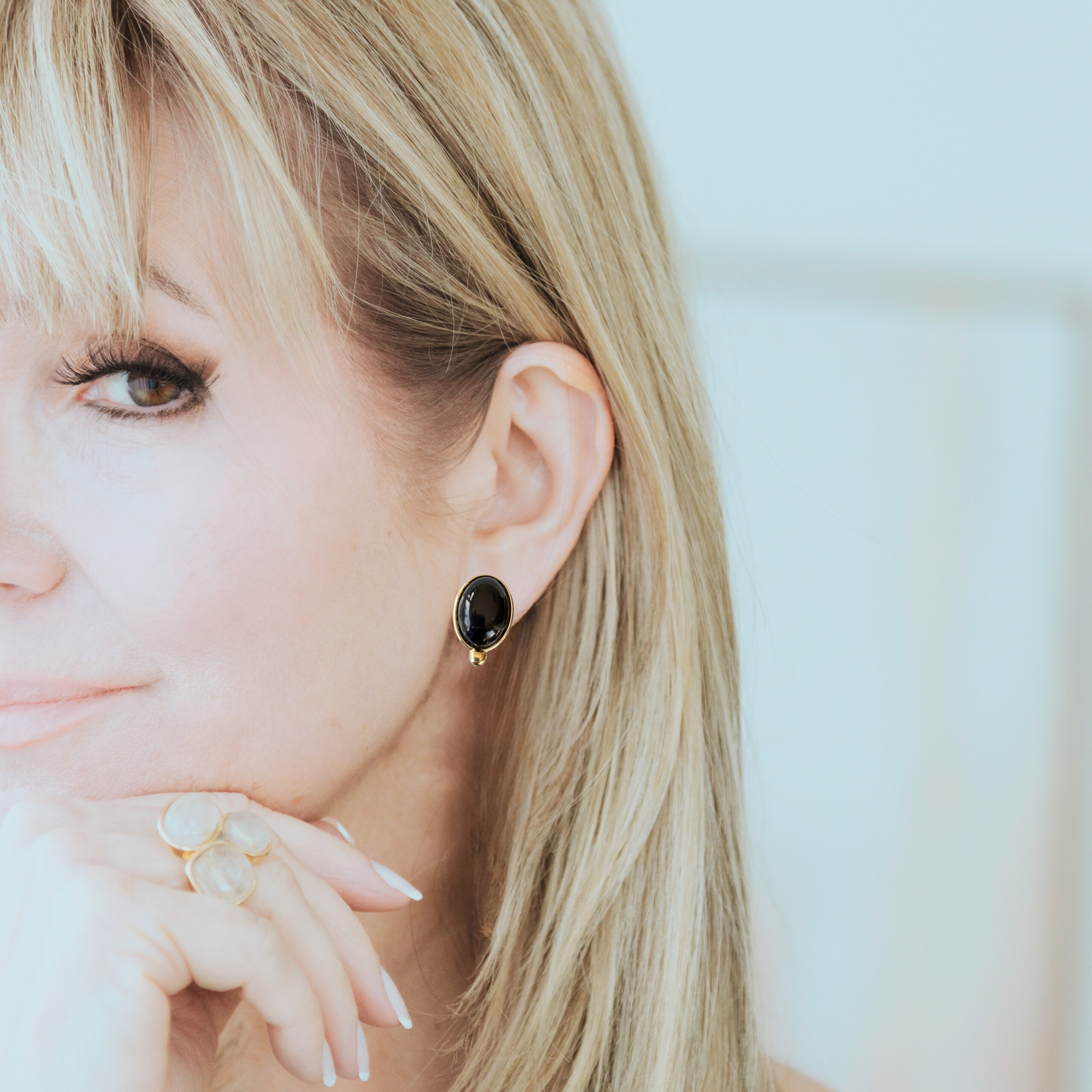Alessandra trägt die ADELIE Clip-Ohrringe ohne Anhänger, dezenter Tageslook, zeigt Wandelbarkeit des Designs