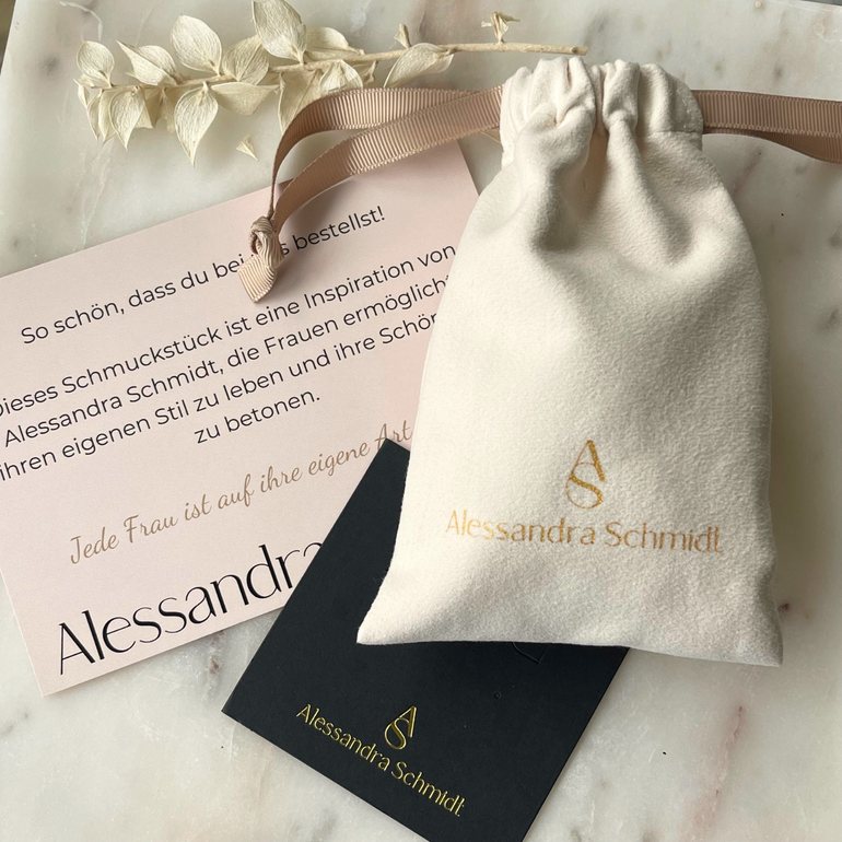 NOÉMIE Ohrclips von Alessandra Schmidt in samtigem Schmucktäschchen verpackt – liebevoll präsentiert, ideal als Geschenk und Teil der eleganten Wechselsystem Kollektion