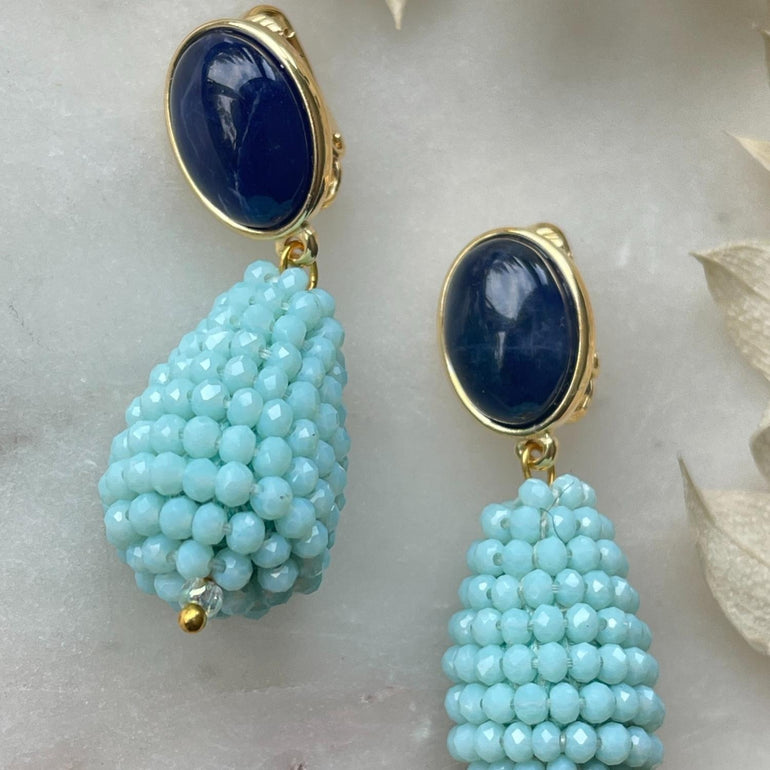  Ohrringe mit tiefblauem Sodalith und türkisfarbenen Kristallen für einen eleganten, farbenfrohen Look. Einzigartiges Muster macht jedes Paar zu einem Kunstwerk, ideal für formelle Anlässe oder den Alltag