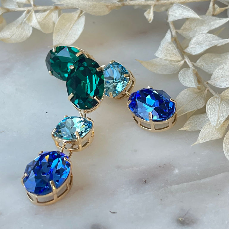 Erleben Sie die Eleganz der "GLOW"-Ohrringe mit  grünen Kristallen. Die grüne Basis kann separat getragen werden und verleiht einen dezenten, dennoch wunderschönen Touch. Die weltberühmten Swarovski Kristalle sorgen für Glanz und zeitlose Eleganz.