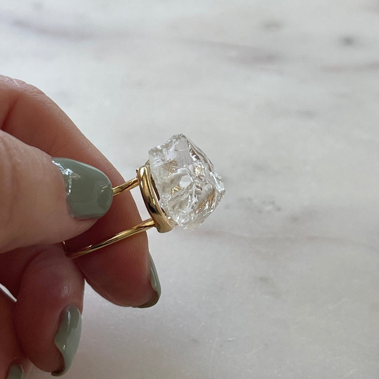 Der Ring "ÉRIKA", vergoldet mit 18 K Bergkristall, ist ein unverwechselbares Stück.  Ein offener Cocktailring in transparentem Design. Verstellbar.  Aus hochwertigem, 18 K vergoldetem Messing mit natürlichem Bergkristall. Perfekt für Frauen, die besondere und einzigartige Stücke zu schätzen wissen.