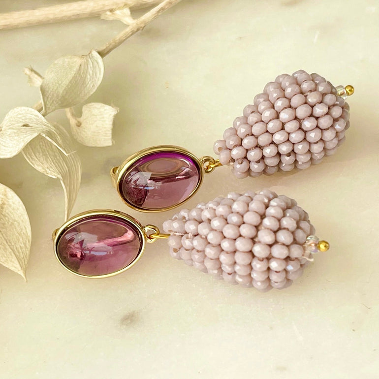 Lila Ohrclips CHARLOTTE: Amethyst, Kristalle. Länge 4,8 cm, verstellbarer Clip-Verschluss. Modern, jugendlich, vielseitig. Perfekt für formelle Anlässe und lässige Treffen. Kombination aus brasilianischem Amethyst und Kristallen für zeitlose Eleganz und Stil