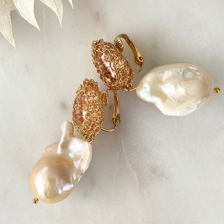 Ohrhänger FABRICIA: Zeitlose Eleganz mit Barock-Perlen. Clip-Verschluss, Länge: 5,0 cm. Anmutige Schmuckstücke, die den Look vervollkommnen
