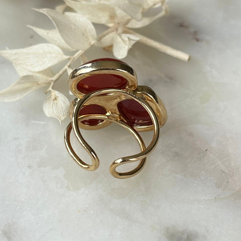 Der Ring "MARIANA" aus 18-karätiger Goldplattierung mit natürlichen rotbraunen Achatsteinen strahlt pure Eleganz aus. Ein offener, verstellbarer Cocktailring. Dieser Ring ist perfekt für Frauen, die elegante und auffallende Stücke schätzen