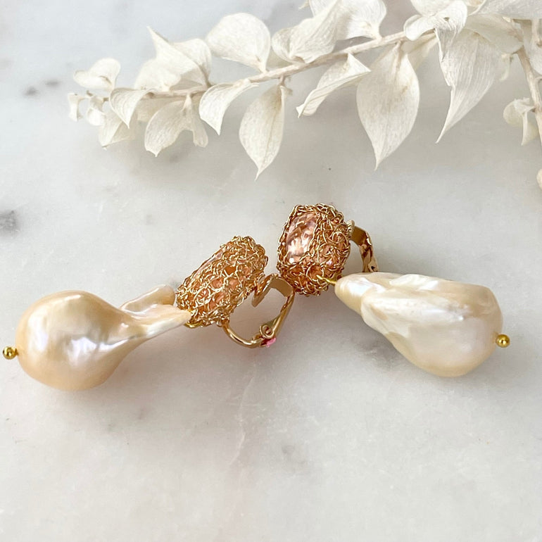 Ohrhänger FABRICIA: Zeitlose Eleganz mit Barock-Perlen. Clip-Verschluss, Länge: 5,0 cm. Anmutige Schmuckstücke, die den Look vervollkommnen