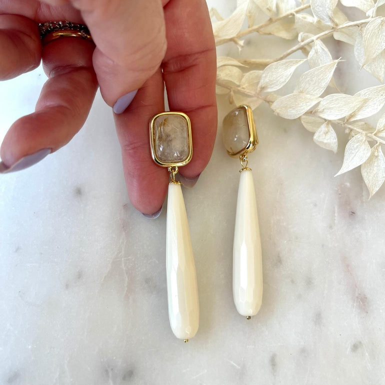 GABRIELA Statement-Clip-Ohrringe: Rutil-Natursteine und synthetischer Tropfen. 18 K vergoldetes Messing. Länge: 7,7 cm, Breite: 1,4 cm. Beige Farbton, 10,10 g pro Ohrring