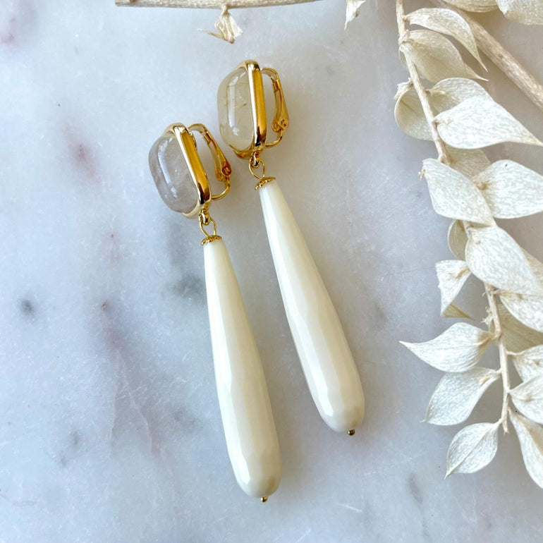 GABRIELA Statement-Clip-Ohrringe: Rutil-Natursteine und synthetischer Tropfen. 18 K vergoldetes Messing. Länge: 7,7 cm, Breite: 1,4 cm. Beige Farbton, 10,10 g pro Ohrring