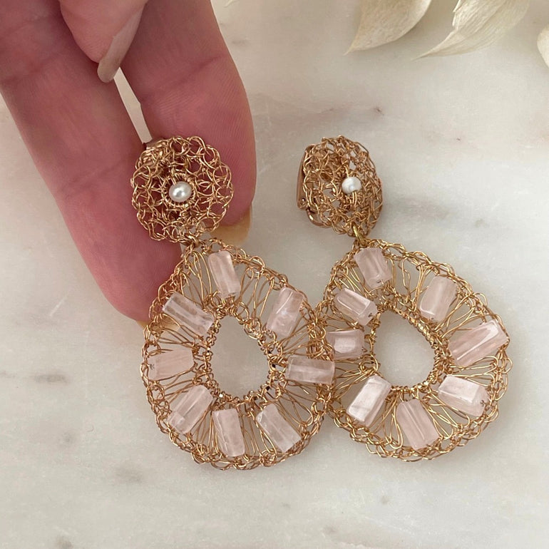 Ohrclips mit zartem Rosa Achat: Kunstvoll handgefertigte Eleganz - Länge: 5,5 cm - Clip-Verschluss für müheloses Tragen - Feines Metallhäkelwerk in 18 K vergoldet - Natürliche Achatsteine für farbenfrohen Glanz