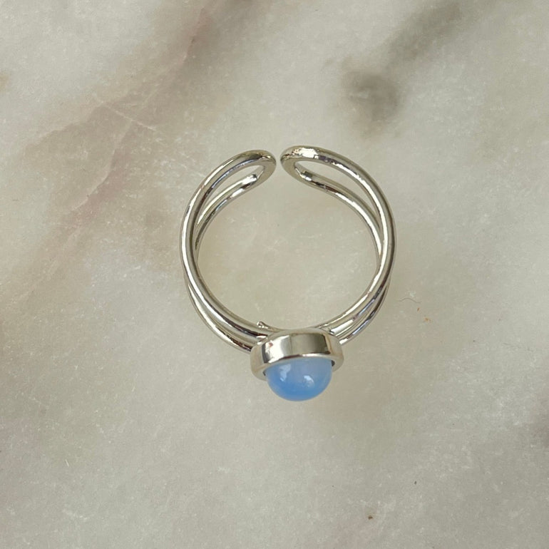 Der Ring "Mel" mit opalisierendem Stein strahlt pure Eleganz aus. Ein offener, verstellbarer Cocktailring. Dieser Ring ist perfekt für Frauen, die elegante und auffällige Stücke schätzen