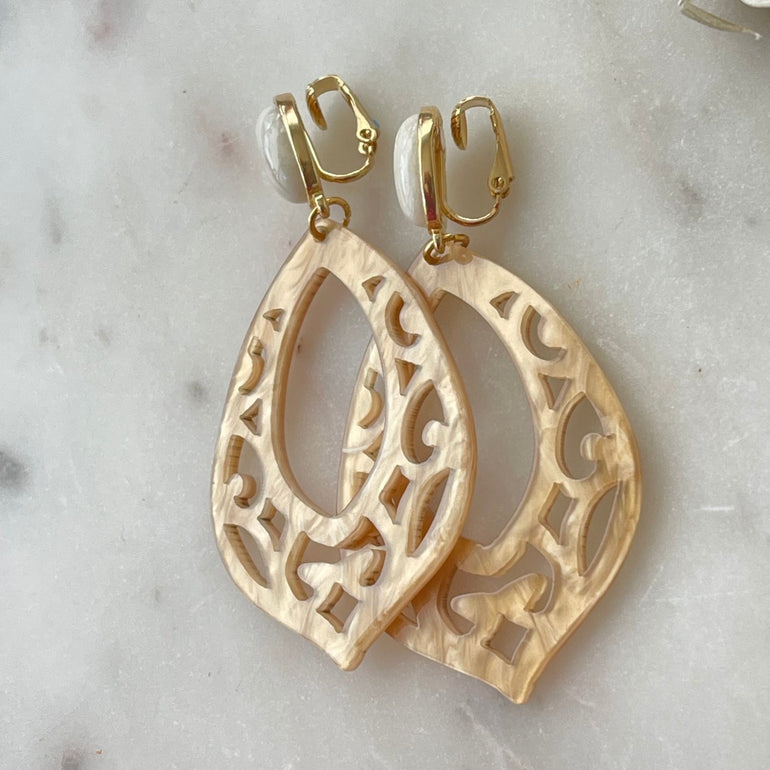 Ohrringe mit Amazonit und Harz - Mit Clip-Verschluss - Farbe: Hell Beige - Maße: Länge ca. 8,0 cm, Breite ca. 4,5 cm - Hergestellt mit Naturstein Amazonit und Harz - Diese Ohrringe sind super leicht und bequem zu tragen