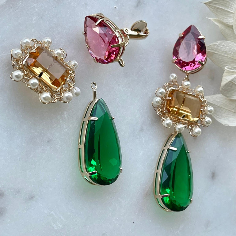 Vielseitige Clipohrringe GIVERNY mit rosa, grünen & citrinfarbenen Kristallen. Inspiriert von Monets Garten in Giverny. Länge: 6,9 cm, Breite: 1,4 cm. Leichtgewichtige Eleganz in 18 K vergoldetem Messing