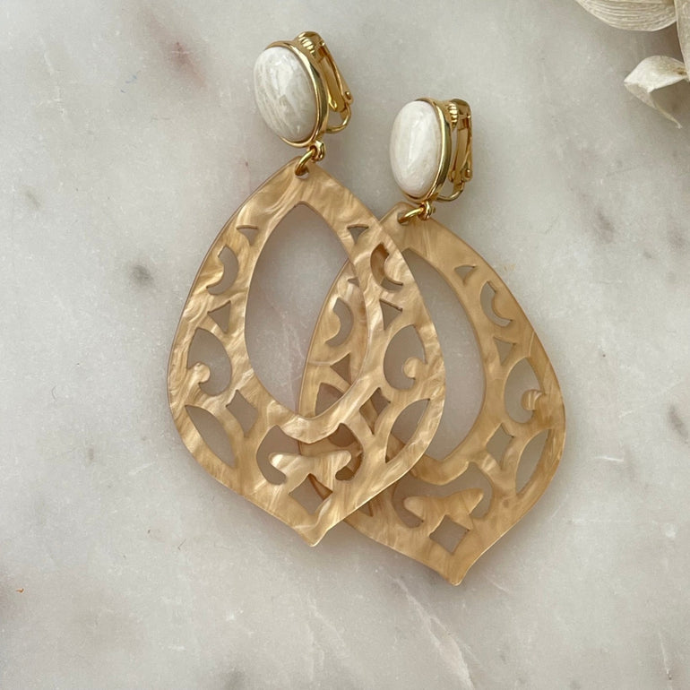 Ohrringe mit Amazonit und Harz - Mit Clip-Verschluss - Farbe: Hell Beige - Maße: Länge ca. 8,0 cm, Breite ca. 4,5 cm - Hergestellt mit Naturstein Amazonit und Harz - Diese Ohrringe sind super leicht und bequem zu tragen