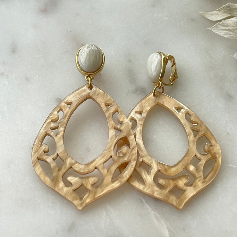 Ohrringe mit Amazonit und Harz - Mit Clip-Verschluss - Farbe: Hell Beige - Maße: Länge ca. 8,0 cm, Breite ca. 4,5 cm - Hergestellt mit Naturstein Amazonit und Harz - Diese Ohrringe sind super leicht und bequem zu tragen