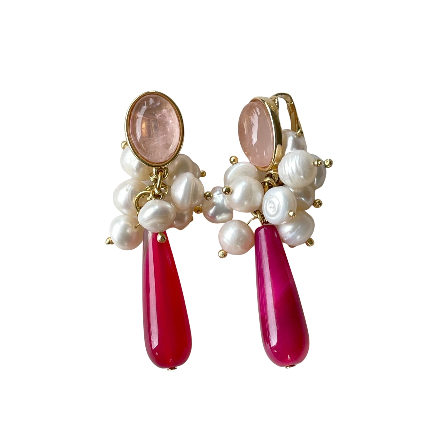 Ohrringe "LINA" mit Süßwasserperlen und Achat in Pink. Ausgestattet mit Clip-Verschluss. Farbe: Pink. Maße: Länge 6,0 cm, Breite ca. 1,2 cm. Gewicht: 29,15 g für das Paar. Gefertigt aus 18 K vergoldetem Messing, verziert mit Süßwasserperlen und Achat