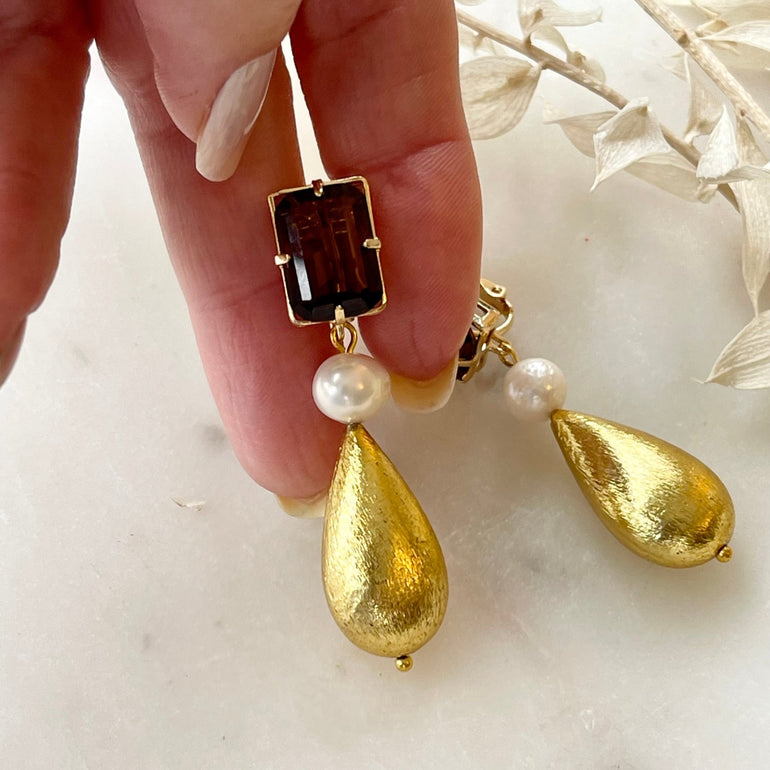 Ohrclips "MARY" mit Kristallen Citrin und Süßwasser-Perlen - Mit Clip-Verschluss - Maße: Länge ca. 5,0 cm, Breite ca. 1,5 cm - Gewicht: ca. 12,58 g pro Paar - Gefertigt aus 18 K vergoldetem Messing, verziert mit Kristallen und Süßwasser-Perlen - Farbkombination: Citrin und Gold