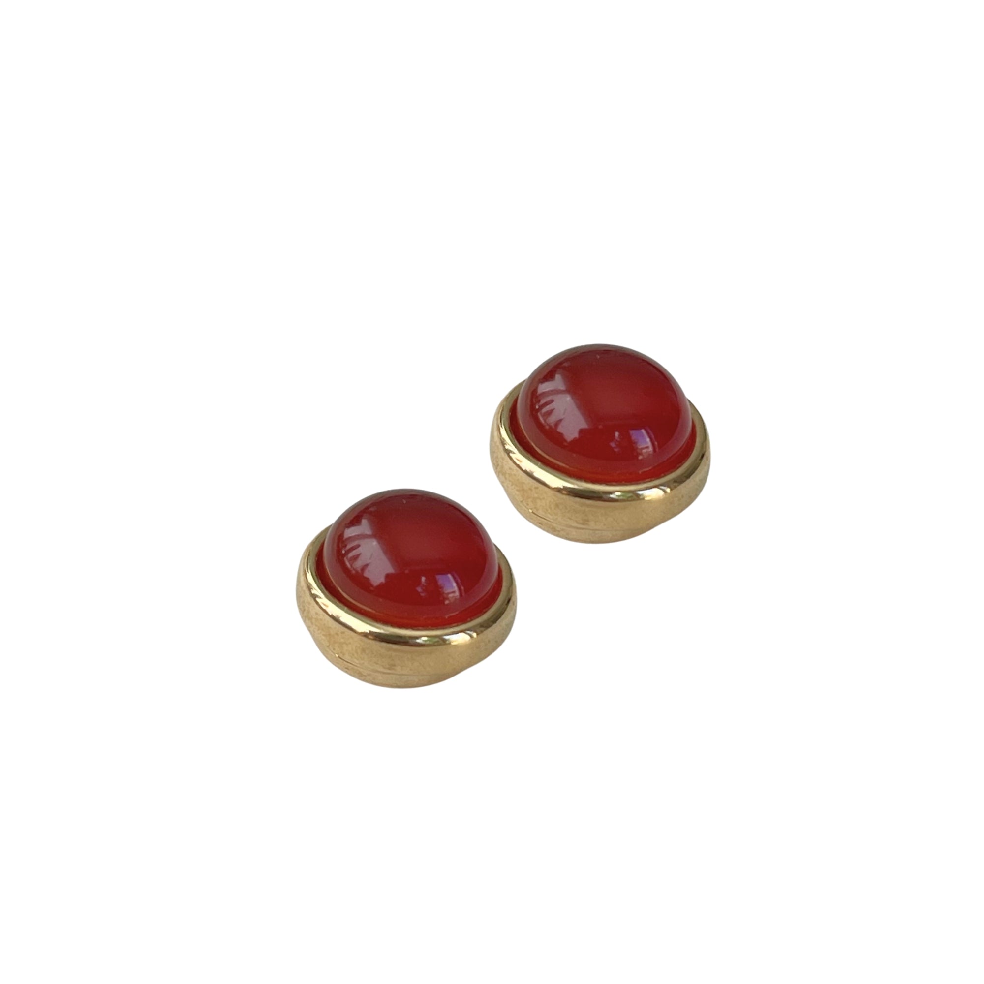 Magnetische 'ESTHER' Ohrringe: Vergoldet mit Rotbraunem Achat Durchmesser: 1,2 cm Magnetverschluss, kein Ohrloch nötig. Hochwertige, praktische Ohrringe für jedes Outfit