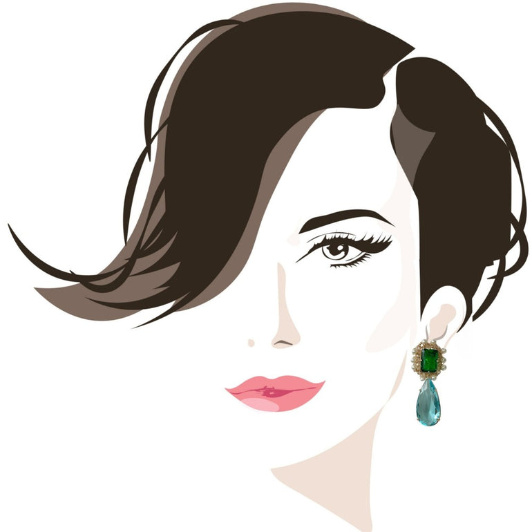 Ohrclips 'LILIBET' mit Smaragd, Aquamarin und Citrin Kristallen. Clip-Verschluss, 5,0 cm Länge, 1,5 cm Breite. 18 K vergoldetes Messing. Flexibel austauschbare Basis. Inklusive Extra-Kristallanhänger. Inspiriert von der Queen’s Jewelry Kollektion.
