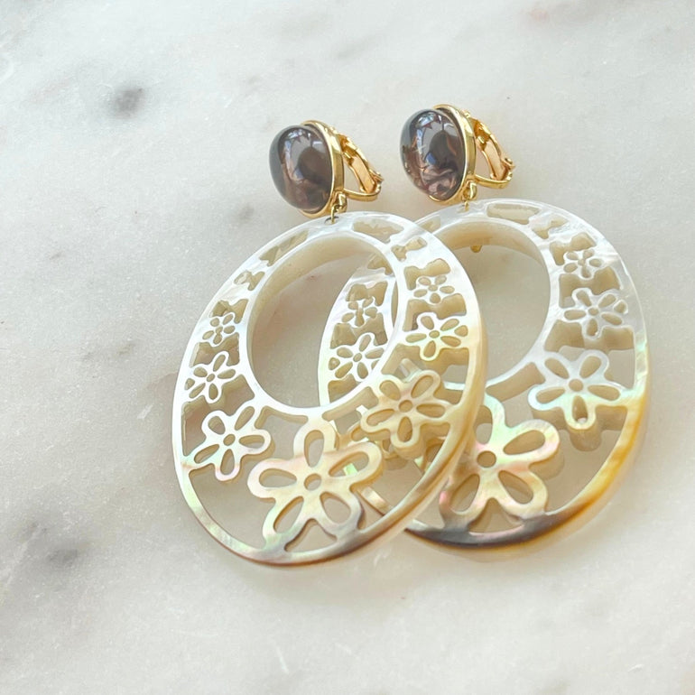 Verstellbare Ohrclips für individuellen Tragekomfort - Farben: Rauch und Perlenton - 18 K vergoldetes Messing mit Obsidian - Transparenter Stein mit glänzender Oberfläche - Länge: 8 cm. Wunderschöne Anhänger aus Perlmutt mit Blumenmotiven