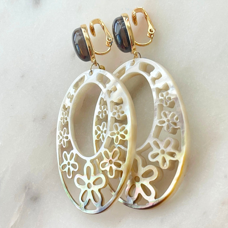 Verstellbare Ohrclips für individuellen Tragekomfort - Farben: Rauch und Perlenton - 18 K vergoldetes Messing mit Obsidian - Transparenter Stein mit glänzender Oberfläche - Länge: 8 cm. Wunderschöne Anhänger aus Perlmutt mit Blumenmotiven