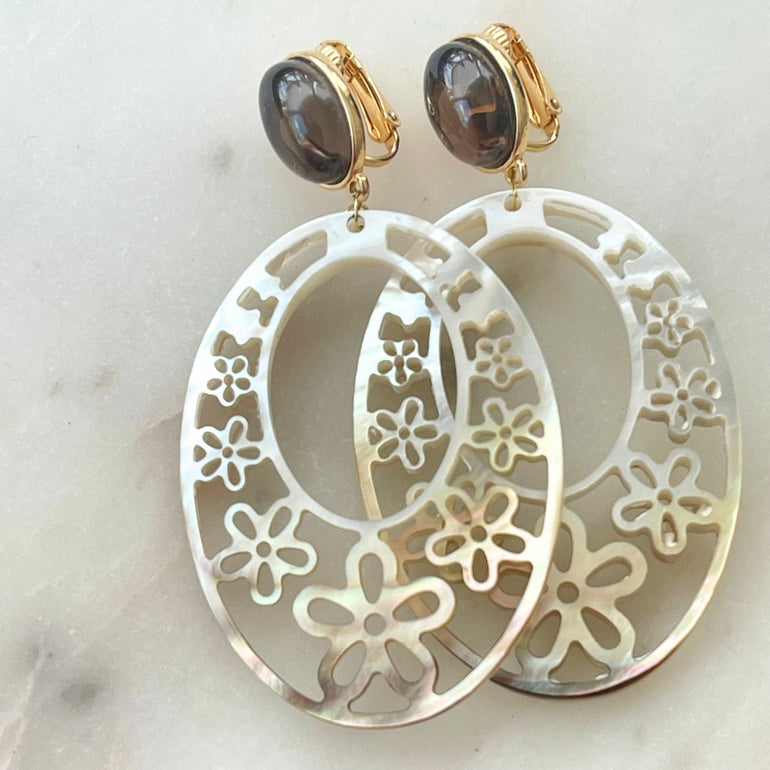 Verstellbare Ohrclips für individuellen Tragekomfort - Farben: Rauch und Perlenton - 18 K vergoldetes Messing mit Obsidian - Transparenter Stein mit glänzender Oberfläche - Länge: 8 cm. Wunderschöne Anhänger aus Perlmutt mit Blumenmotiven
