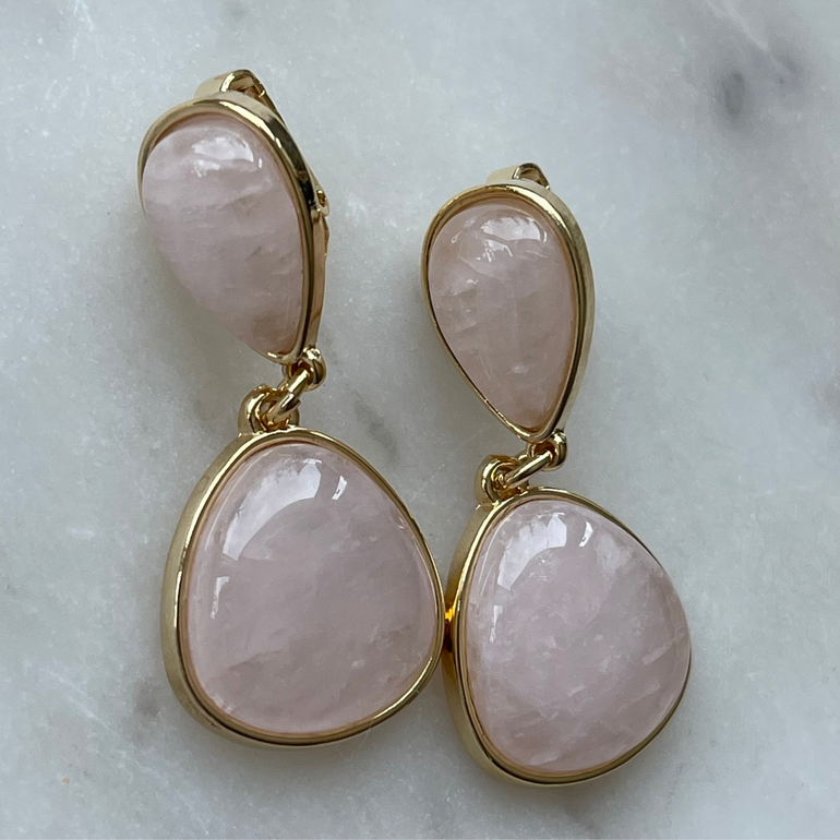 Ohrclips ALESSANDRA: Eleganz mit Rosenquarz. Clip-Verschluss, Länge: 5,0 cm. Ca. 19,52 g Paargewicht. Natürlicher Rosenquarz in bezauberndem Rosa bis Lavendel. Zeitloses Schmuckstück für vielfältige Anlässe – von formell bis alltäglich.