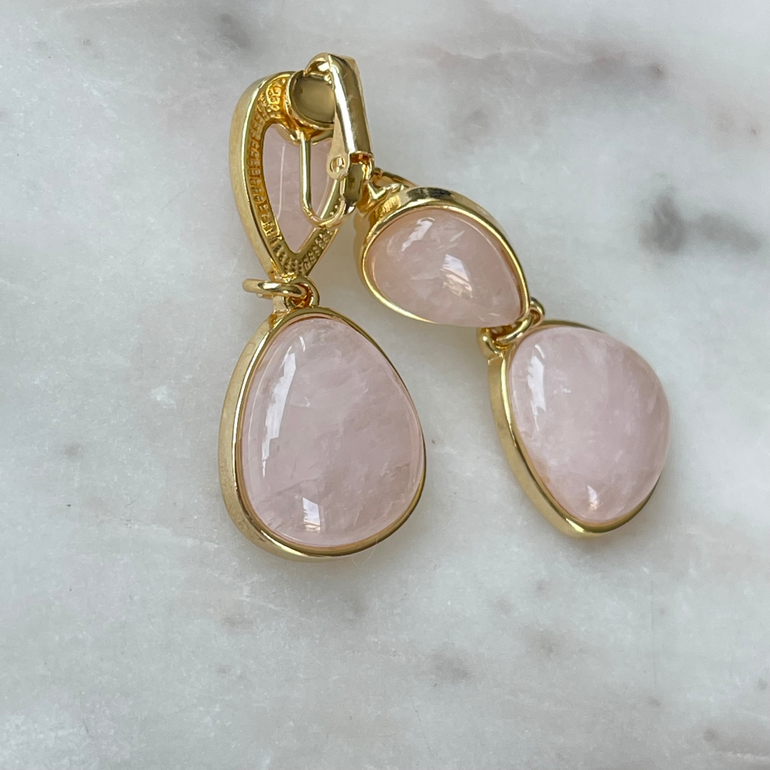 Ohrclips ALESSANDRA: Eleganz mit Rosenquarz. Clip-Verschluss, Länge: 5,0 cm. Ca. 19,52 g Paargewicht. Natürlicher Rosenquarz in bezauberndem Rosa bis Lavendel. Zeitloses Schmuckstück für vielfältige Anlässe – von formell bis alltäglich.