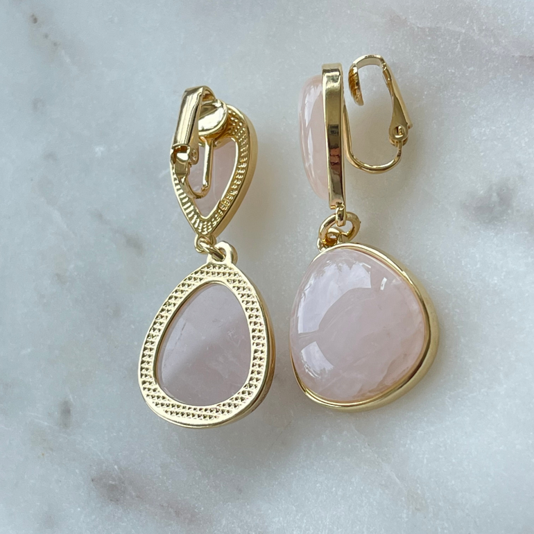 Ohrclips ALESSANDRA: Eleganz mit Rosenquarz. Clip-Verschluss, Länge: 5,0 cm. Ca. 19,52 g Paargewicht. Natürlicher Rosenquarz in bezauberndem Rosa bis Lavendel. Zeitloses Schmuckstück für vielfältige Anlässe – von formell bis alltäglich.
