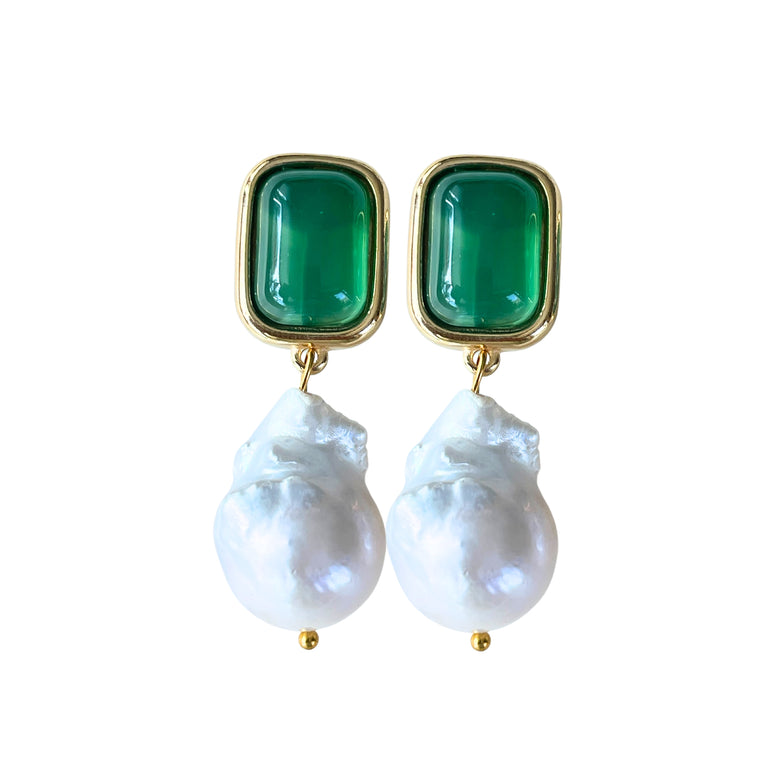 Grüne Ohrringe mit Stecker: Achat und Barockperlen. Elegantes Design aus 18 K vergoldetem Messing. Länge: 4,5 cm, Breite: 1,5 cm