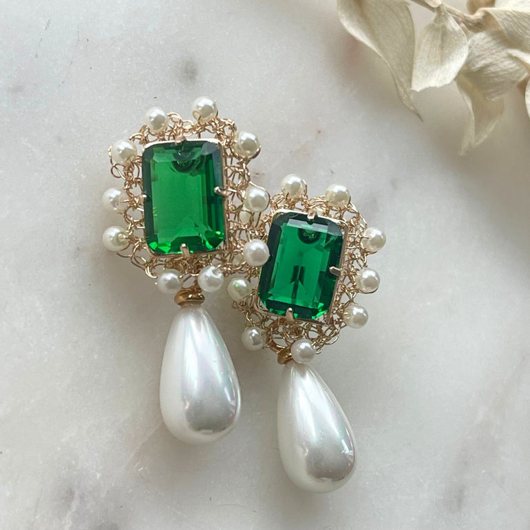Ohrringe LILIBET mit Kristallen Smaragt und Perlen-Anhänger - Alessandra Schmidt Jewelry