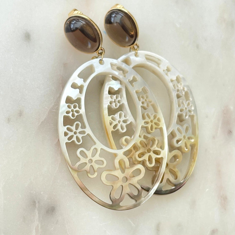 Verstellbare Ohrclips für individuellen Tragekomfort - Farben: Rauch und Perlenton - 18 K vergoldetes Messing mit Obsidian - Transparenter Stein mit glänzender Oberfläche - Länge: 8 cm. Wunderschöne Anhänger aus Perlmutt mit Blumenmotiven