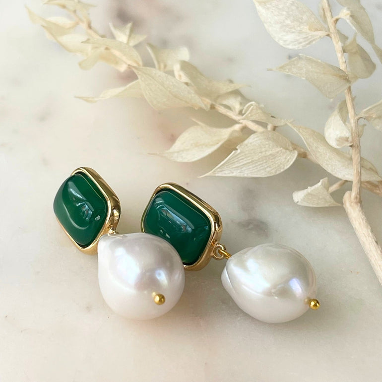 Grüne Ohrringe mit Stecker: Achat und Barockperlen. Elegantes Design aus 18 K vergoldetem Messing. Länge: 4,5 cm, Breite: 1,5 cm